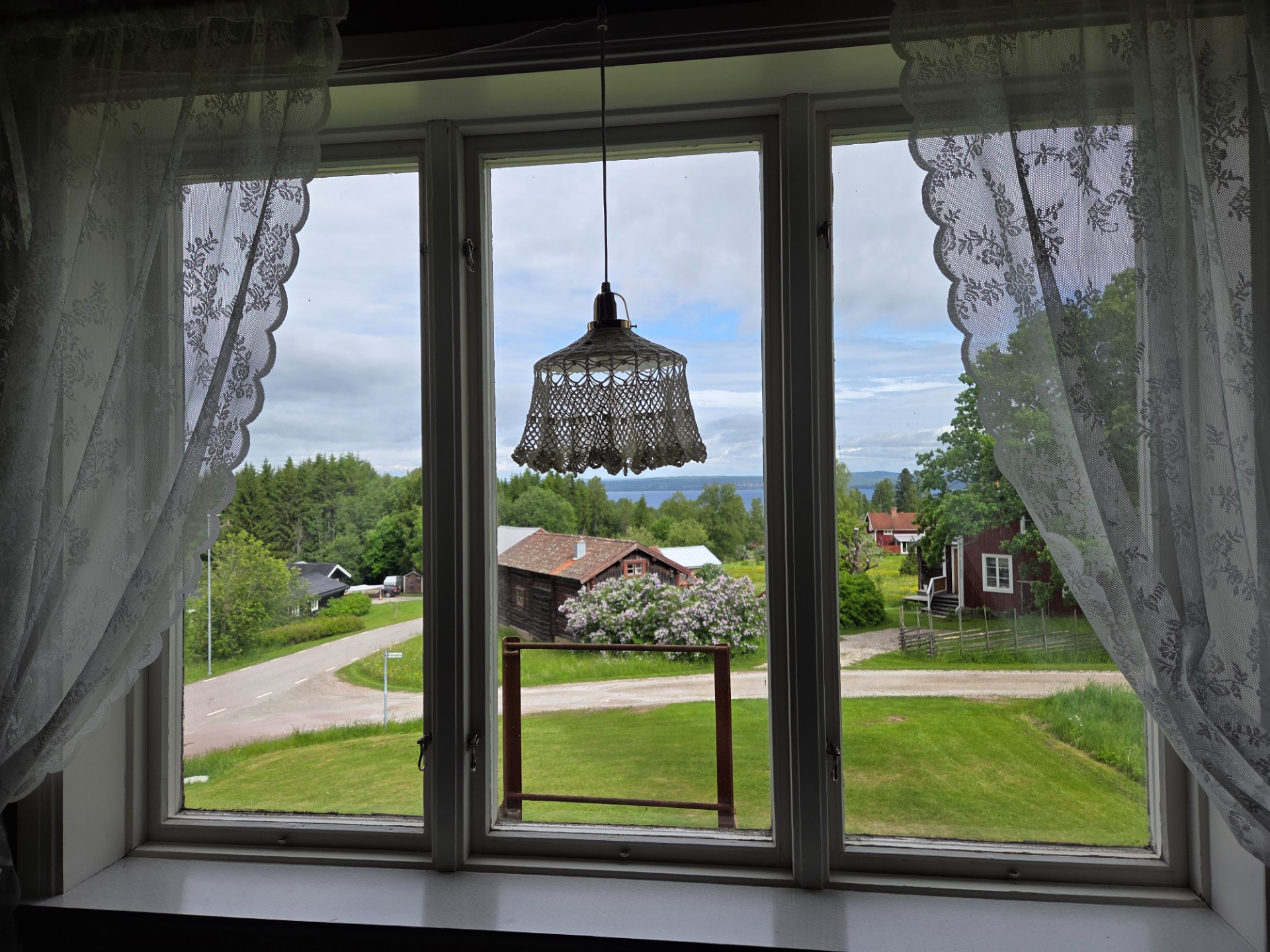Vacker utsikt från sovrummet mot Siljan och Rättvik.
